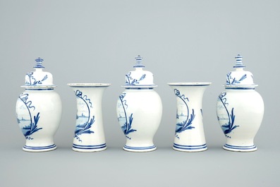 Une garniture de cinq vases en fa&iuml;ence de Delft bleu et blanc, 18&egrave;me