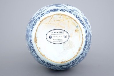 Un vase de forme double gourde en fa&iuml;ence de Delft, 17/18&egrave;me
