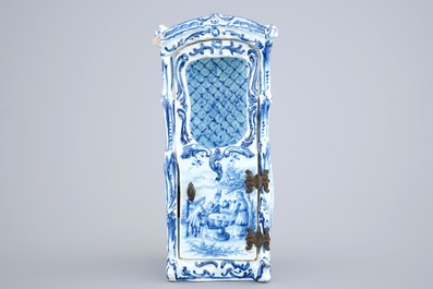 Un mod&egrave;le d'une chaise &agrave; porteurs en fa&iuml;ence dans le style de Delft, France, 19&egrave;me