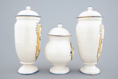 Trois pots de pharmacie couverts polychromes, Haguenau, France, 18&egrave;me