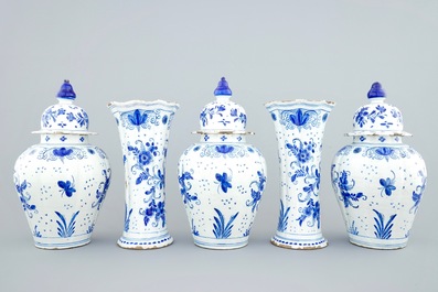 Une garniture de cinq pi&egrave;ces en fa&iuml;ence de Delft &agrave; d&eacute;cor de perroquets, 18&egrave;me