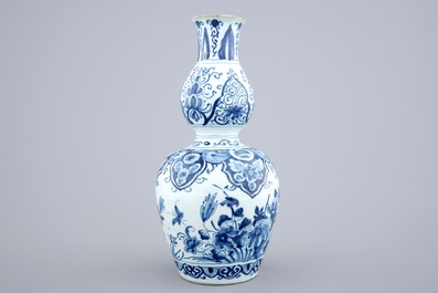 Un vase de forme double gourde en fa&iuml;ence de Delft, 17/18&egrave;me