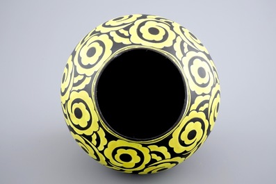 Un grand vase de Charles Catteau pour Boch Keramis &agrave; d&eacute;cor jaune sur fond noir, vers 1924