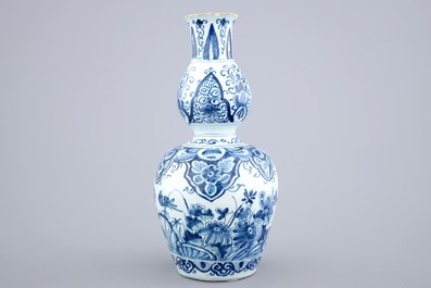 Un vase de forme double gourde en fa&iuml;ence de Delft, 17/18&egrave;me