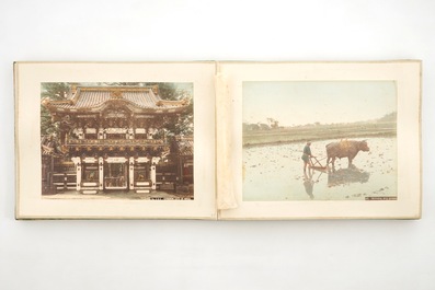 Un album de 50 photos albumin&eacute;es polychromes dans sa bo&icirc;te d'origine, Japon, 19&egrave;me