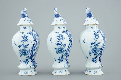 Une garniture de trois pi&egrave;ces en fa&iuml;ence de Delft &agrave; d&eacute;cor de paysages chinois, 18&egrave;me