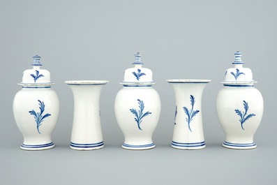 Une garniture de cinq vases en fa&iuml;ence de Delft bleu et blanc, 18&egrave;me