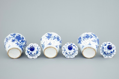 Une garniture de cinq pi&egrave;ces en fa&iuml;ence de Delft &agrave; d&eacute;cor de perroquets, 18&egrave;me
