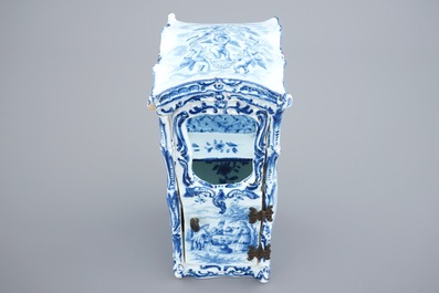 Un mod&egrave;le d'une chaise &agrave; porteurs en fa&iuml;ence dans le style de Delft, France, 19&egrave;me