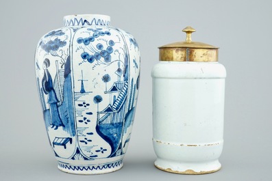 Un pot de pharmacie et un vase chinoiserie en fa&iuml;ence de Delft bleu et blanc, 18&egrave;me