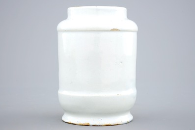 Een polychrome Delftse apothekerspot, albarello, 18e eeuw