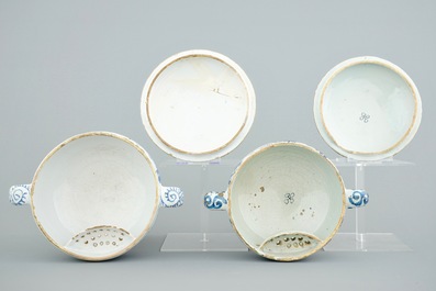 Twee Delftse blauw-witte bouillons met deksels, eind 17e eeuw