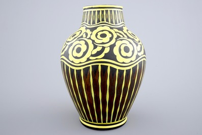 Un grand vase de Charles Catteau pour Boch Keramis &agrave; d&eacute;cor jaune sur fond noir, vers 1924