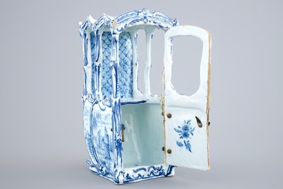 Un mod&egrave;le d'une chaise &agrave; porteurs en fa&iuml;ence dans le style de Delft, France, 19&egrave;me