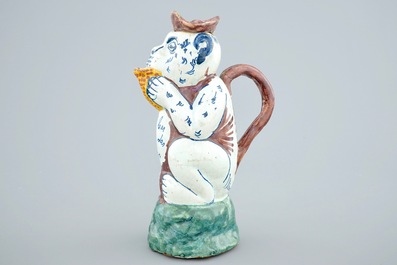 Une verseuse couverte en forme de singe en fa&iuml;ence polychrome de Delft, 19&egrave;me