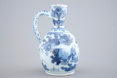Une verseuse en fa&iuml;ence de Delft &agrave; d&eacute;cor chinoiserie, fin du 17&egrave;me