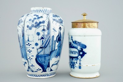 Un pot de pharmacie et un vase chinoiserie en fa&iuml;ence de Delft bleu et blanc, 18&egrave;me