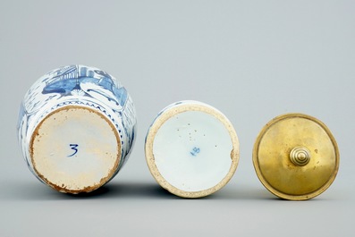Un pot de pharmacie et un vase chinoiserie en fa&iuml;ence de Delft bleu et blanc, 18&egrave;me