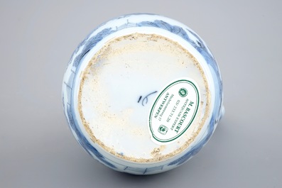 Une verseuse en fa&iuml;ence de Delft &agrave; d&eacute;cor chinoiserie, fin du 17&egrave;me
