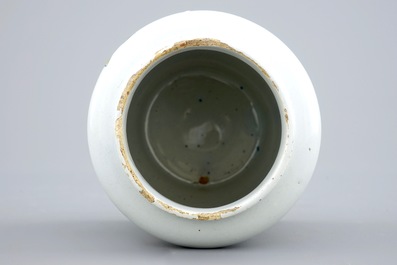 Een polychrome Delftse apothekerspot, albarello, 18e eeuw