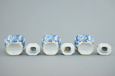 Une garniture de trois pi&egrave;ces en fa&iuml;ence de Delft &agrave; d&eacute;cor de paysages chinois, 18&egrave;me