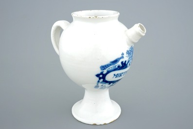 Une chevrette en fa&iuml;ence de Delft bleu et blanc "S. Mirthinis", 18&egrave;me