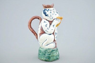 Une verseuse couverte en forme de singe en fa&iuml;ence polychrome de Delft, 19&egrave;me