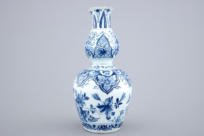Un vase de forme double gourde en fa&iuml;ence de Delft, 17/18&egrave;me