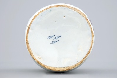 Een polychrome Delftse apothekerspot, albarello, 18e eeuw