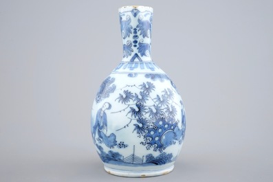 Une verseuse en fa&iuml;ence de Delft &agrave; d&eacute;cor chinoiserie, fin du 17&egrave;me