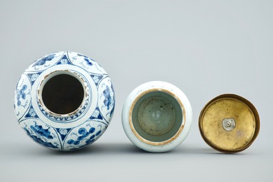 Un pot de pharmacie et un vase chinoiserie en fa&iuml;ence de Delft bleu et blanc, 18&egrave;me