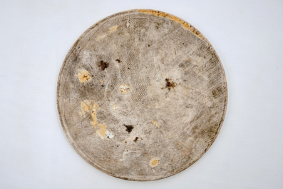 Une plaque ronde en porcelaine de Chine qianjiang cai, 19/20&egrave;me