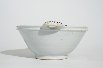 Une &eacute;cuelle de grand format en fa&iuml;ence de Delft bleu et blanc, 18&egrave;me