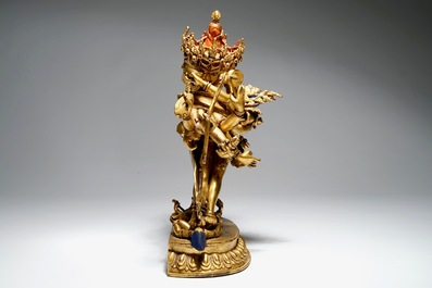 Een Sino-Tibetaanse vergulde bronzen figuur van Chakrasamvara, 17/18e eeuw