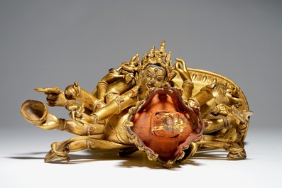 Een Sino-Tibetaanse vergulde bronzen figuur van Chakrasamvara, 17/18e eeuw