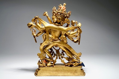 Een Sino-Tibetaanse vergulde bronzen figuur van Chakrasamvara, 17/18e eeuw