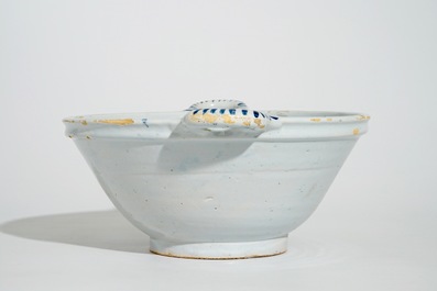 Une &eacute;cuelle de grand format en fa&iuml;ence de Delft bleu et blanc, 18&egrave;me