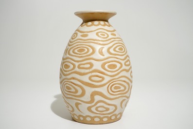 Un rare vase en gr&egrave;s &agrave; d&eacute;cor de cercles entrelac&eacute;s, Charles Catteau pour Boch Fr&egrave;res Keramis, ca. 1923