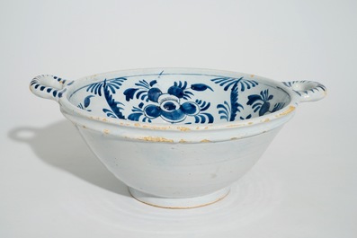 Une &eacute;cuelle de grand format en fa&iuml;ence de Delft bleu et blanc, 18&egrave;me
