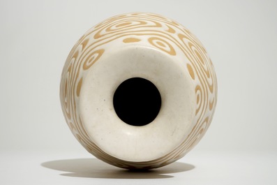 Un rare vase en gr&egrave;s &agrave; d&eacute;cor de cercles entrelac&eacute;s, Charles Catteau pour Boch Fr&egrave;res Keramis, ca. 1923