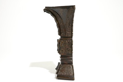Un vase d'applique en bronze marqu&eacute; Xuande, Chine, fin de la Dynastie Ming ou d&eacute;but Qing