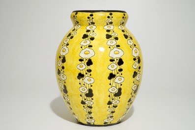 Un grand vase de type craquel&eacute; &agrave; fond jaune, Charles Catteau pour Boch Fr&egrave;res Keramis, ca. 1925-1930