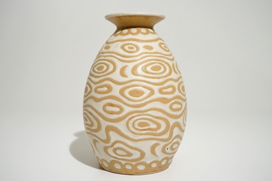 Un rare vase en gr&egrave;s &agrave; d&eacute;cor de cercles entrelac&eacute;s, Charles Catteau pour Boch Fr&egrave;res Keramis, ca. 1923