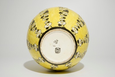 Un grand vase de type craquel&eacute; &agrave; fond jaune, Charles Catteau pour Boch Fr&egrave;res Keramis, ca. 1925-1930