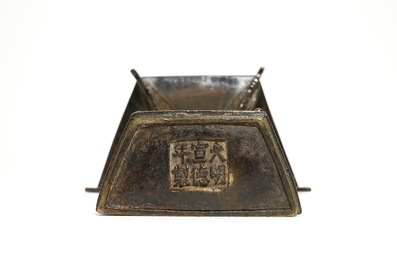 Un vase d'applique en bronze marqu&eacute; Xuande, Chine, fin de la Dynastie Ming ou d&eacute;but Qing