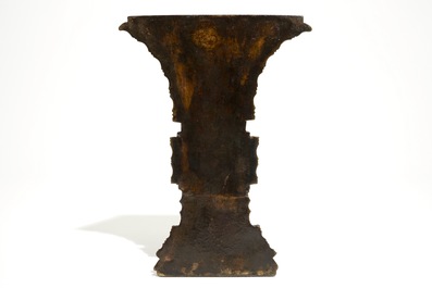 Un vase d'applique en bronze marqu&eacute; Xuande, Chine, fin de la Dynastie Ming ou d&eacute;but Qing