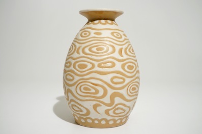 Un rare vase en gr&egrave;s &agrave; d&eacute;cor de cercles entrelac&eacute;s, Charles Catteau pour Boch Fr&egrave;res Keramis, ca. 1923