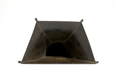 Un vase d'applique en bronze marqu&eacute; Xuande, Chine, fin de la Dynastie Ming ou d&eacute;but Qing