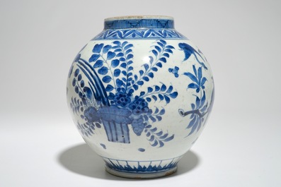 Een Japanse blauw-witte bolvormige vaas met vogels op bloesems, Edo, 17e eeuw