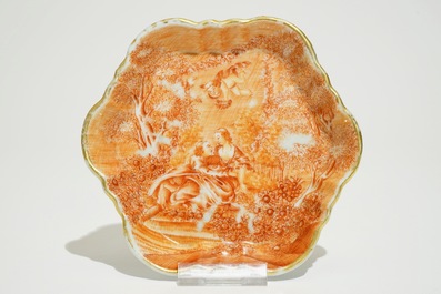 Une th&eacute;i&egrave;re sur son support en porcelaine de Chine d'exportation &agrave; d&eacute;cor romantique, Qianlong